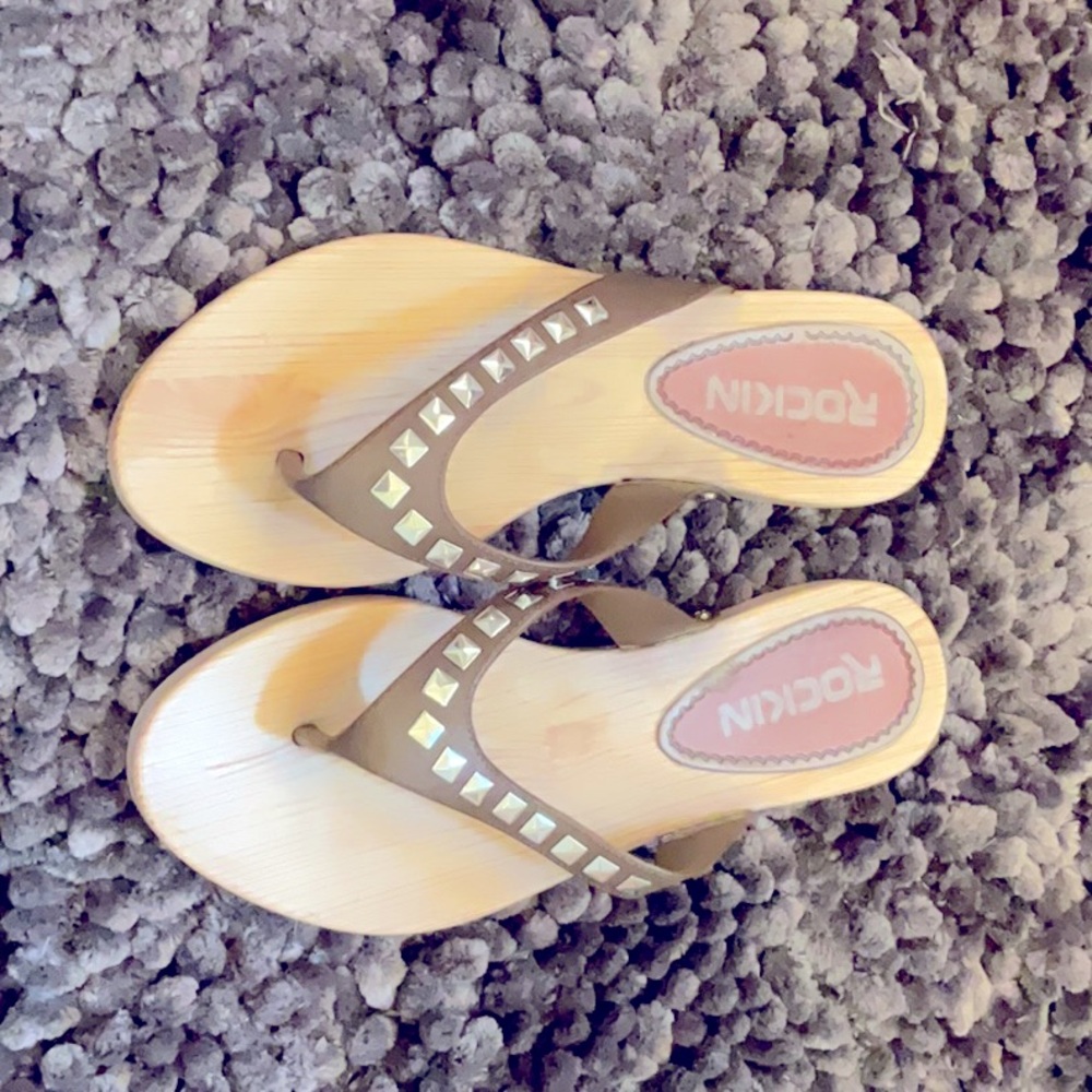These flip flops made by Rocking and are size 6